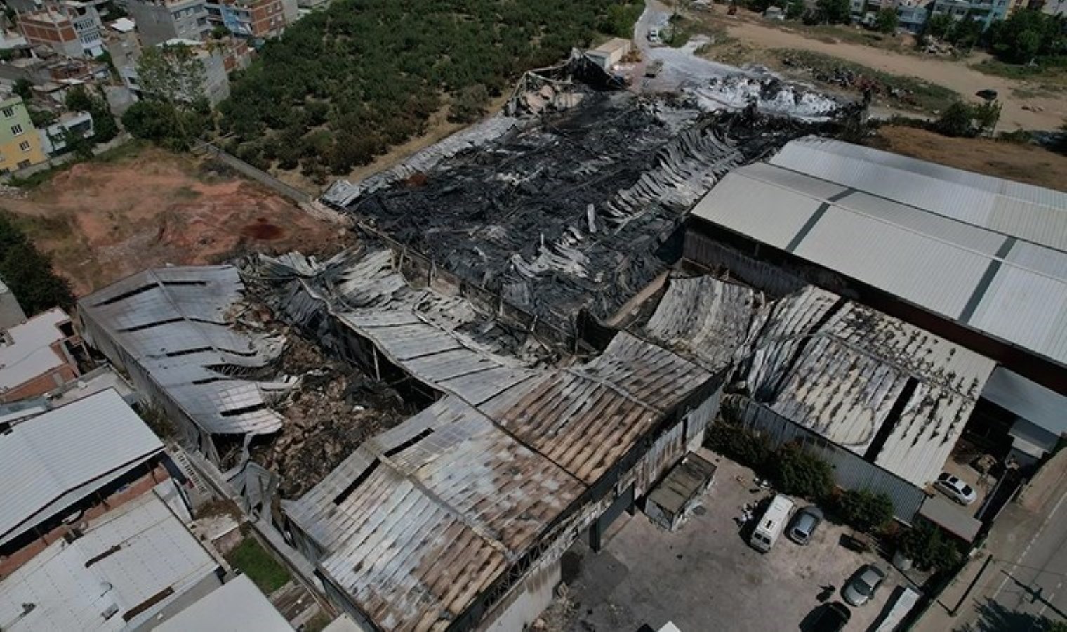 Bursa’da 5 fabrika ile 1 deponun zarar gördüğü yangında ‘Afrika sıcakları’ etkisi